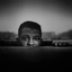 "Uomo emergente" (1952), fotografia, di Gordon Parks.