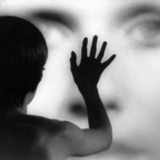Scena dal film “Persona” (1966), di Ingmar Bergman